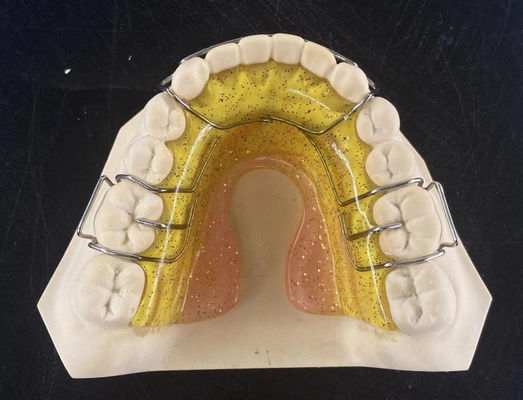 Retentor ortodóntico Hawley portátil de larga duración con superficie lisa